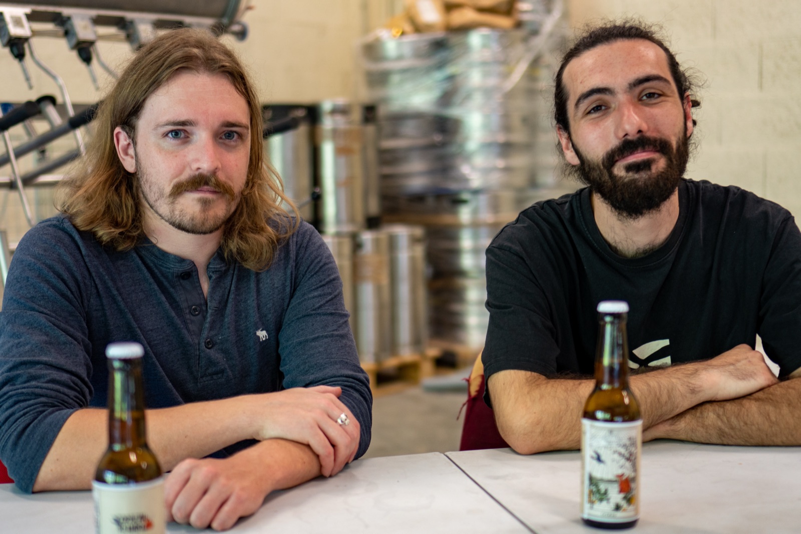 Baptiste et Killian avec leurs bouteilles de cidre