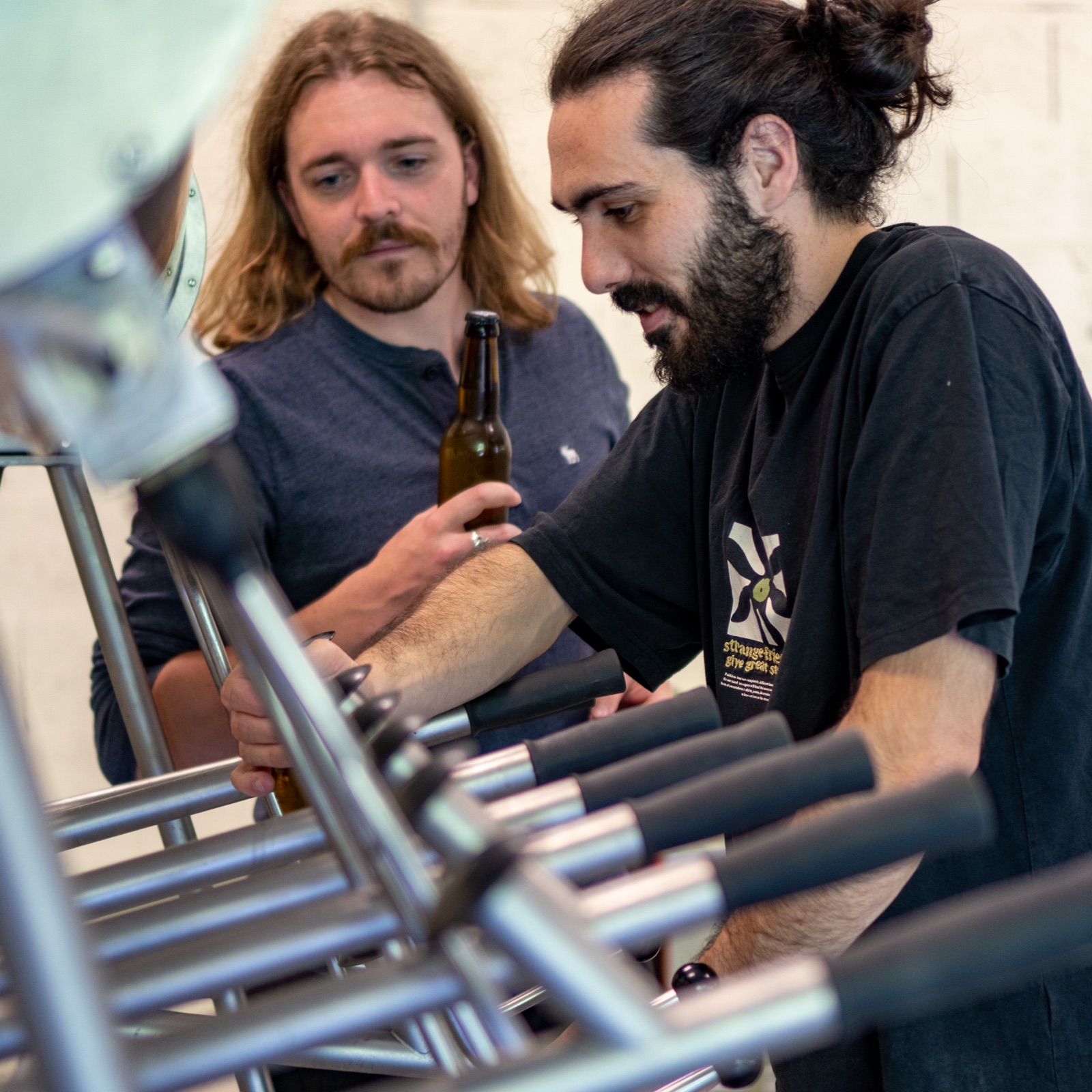 Baptiste et Killian travaillant ensemble sur la ligne d'embouteillage
